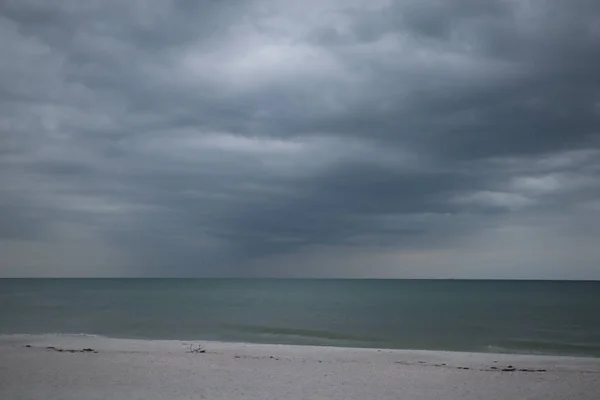 Gray Thunder Clouds Beach — Stock Photo, Image