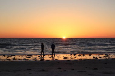 Deniz kenarında güzel turuncu günbatımı. Meksika Körfezi
