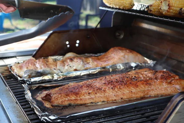 Salmón Parrilla Llamas Filete Fresco Salmón Crudo Sobre Tabla Madera —  Fotos de Stock