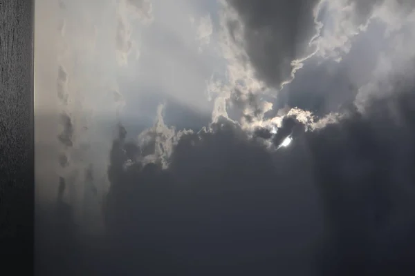Cielo Limpido Nuvole Tempestose Sul Mare Metà Del Cielo Limpido — Foto Stock