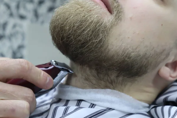 Barber Shaves Beard Client Man Chair Barbershop Beard Haircut Barber — Stock Photo, Image