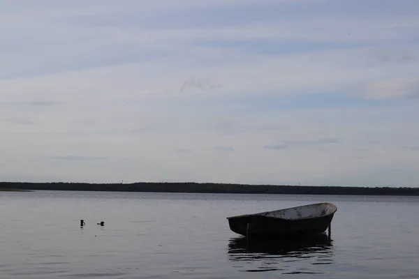 Einsames Fischerboot Legte Ruhigem See Hölzerne Fischerboot Einem Stillen See — Stockfoto