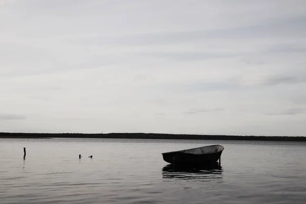 Ensam Fiskebåt Dockad Lugn Sjö Trä Fiskebåt Ett Stilla Sjövatten — Stockfoto