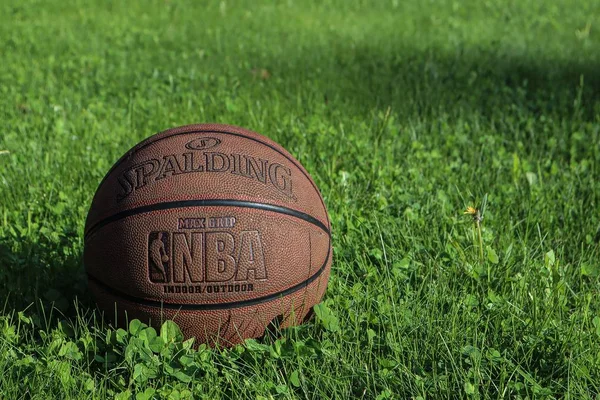 圣彼得堡 俄罗斯 2019年6月5日 绿草上的篮球 Nba季后赛决赛的概念 斯伯丁篮球背景 — 图库照片