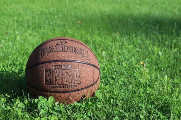 圣彼得堡 俄罗斯 2019年6月5日 绿草上的篮球 Nba季后赛决赛的概念 斯伯丁篮球背景 — 图库照片