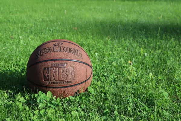 圣彼得堡 俄罗斯 2019年6月5日 绿草上的篮球 Nba季后赛决赛的概念 斯伯丁篮球背景 — 图库照片