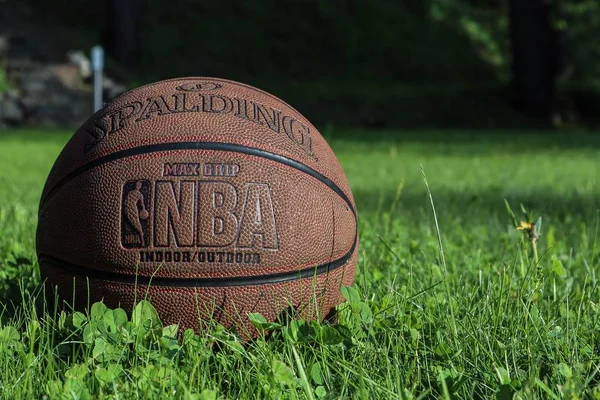 圣彼得堡 俄罗斯 2019年6月5日 绿草上的篮球 Nba季后赛决赛的概念 斯伯丁篮球背景 — 图库照片