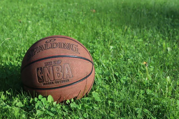 圣彼得堡 俄罗斯 2019年6月5日 绿草上的篮球 Nba季后赛决赛的概念 斯伯丁篮球背景 — 图库照片