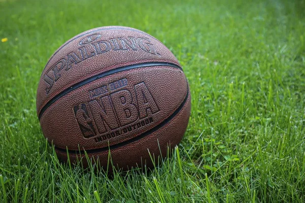 圣彼得堡 俄罗斯 2019年6月5日 绿草上的篮球 Nba季后赛决赛的概念 斯伯丁篮球背景 — 图库照片