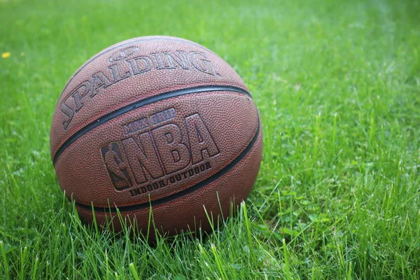 Saint Petersburg Russia June 2019 Basketball Ball Green Grass Concept — Stock Photo, Image