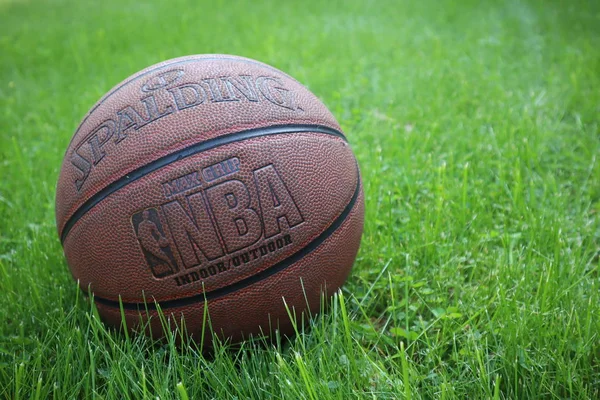 圣彼得堡 俄罗斯 2019年6月5日 绿草上的篮球 Nba季后赛决赛的概念 斯伯丁篮球背景 — 图库照片