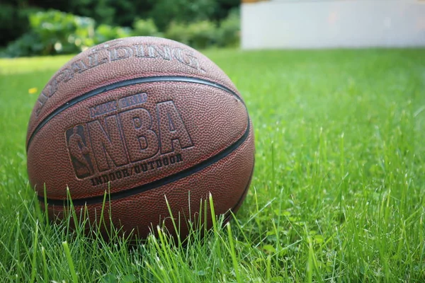 圣彼得堡 俄罗斯 2019年6月5日 绿草上的篮球 Nba季后赛决赛的概念 斯伯丁篮球背景 — 图库照片