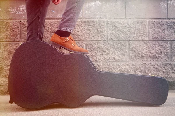 Чоловік Поставив Ногу Важку Гітарну Гітару Важкий Футляр Електрогітари Чоловік — стокове фото