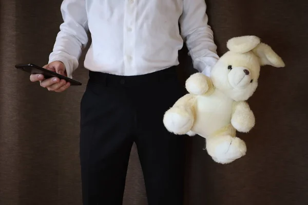 Jovem Com Uma Camisa Branca Calças Pretas Segurando Uma Lebre — Fotografia de Stock