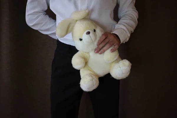 Молодий Чоловік Білій Сорочці Чорних Штанях Тримає Іграшкового Зайця Людина — стокове фото