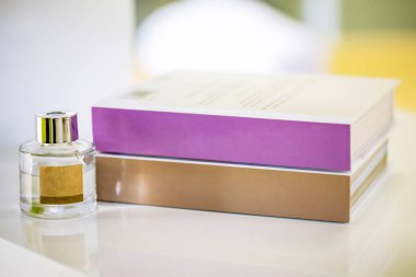 Spa ve aromaterapi için güzel şişe esans. Kitap boş kapsar. Boş etiket metin için 