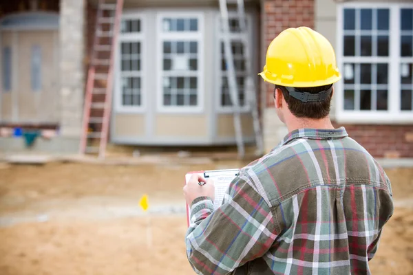 Construcción: Inspector de Interior Haciendo Revisión —  Fotos de Stock