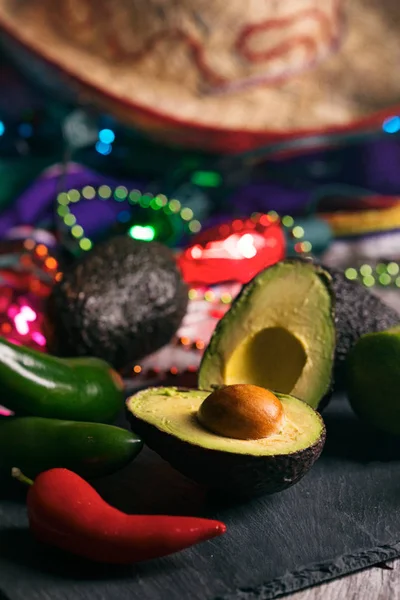 Fiesta : Avocat coupé avec poivrons de Jalepeno sur planche d'ardoise — Photo