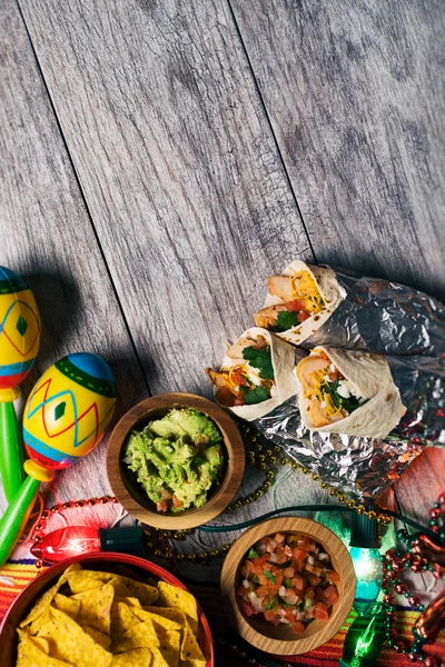 Fiesta: kutlama Için cips ve salsa ile tacos — Stok fotoğraf