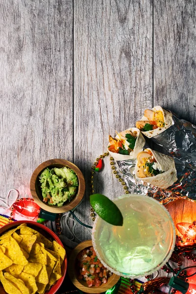 フィエスタ: シンコ・デ・メイヨーを祝うためにメキシコの食べ物と飲み物 — ストック写真