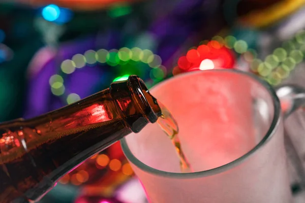 Fiesta: nalévání mexického piva do Frostyho džbánu — Stock fotografie