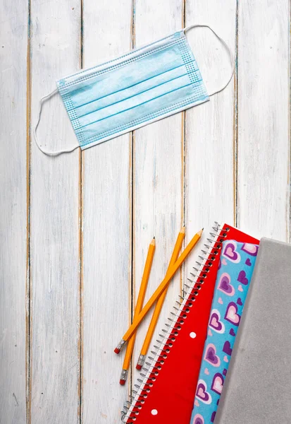 Serie Sobre Fondo Madera Envejecida Con Artículos Escolares Así Como —  Fotos de Stock