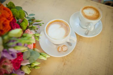 Düğün buketi ve kahve ile alyans ahşap tablo