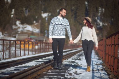 İki genç gezginler Köprüsü'nde dağlarda yürüyüş