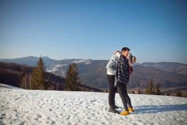 Dağlarda sarılma iki genç gezginler