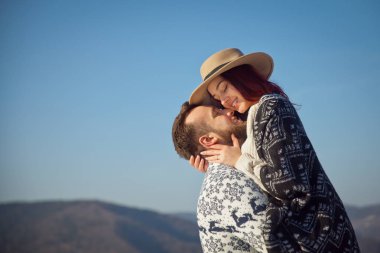 Dağlarda sarılma iki genç gezginler