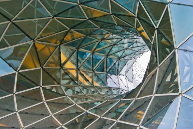 Fantastik ofis binası çatı eğri yapısal cam cephe.