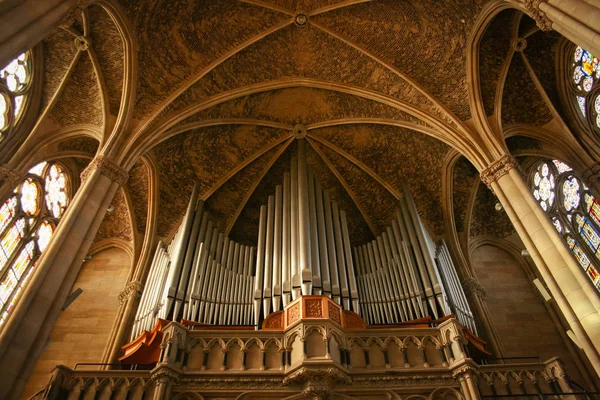 Огромный орган в соборе — стоковое фото