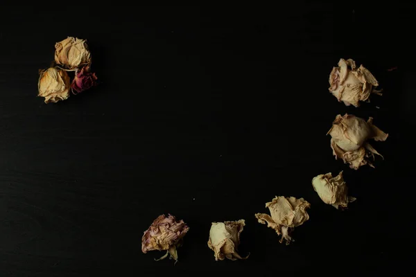 Foto Von Getrockneten Rosenblättern Auf Schwarzem Hintergrund — Stockfoto
