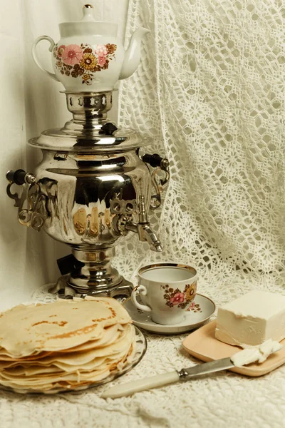 Thee Aan Tafel Met Een Samowar Pannenkoeken — Stockfoto