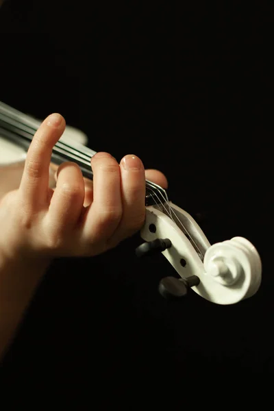 Kis Hegedűművész Fehér Hegedűvel Gyönyörű Fényképezéssel Sötét Háttér Előtt — Stock Fotó