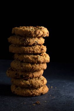 Koyu gri kırıntıları ile temel çerezleri yığını sağ taraftan yaktı