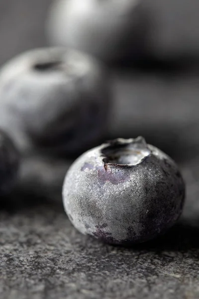 Macro Shot Bleuets Congelés Montrant Glace Sur Fond Gris — Photo