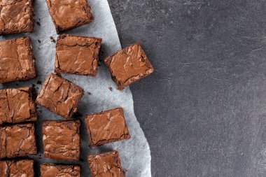 Çikolatalı brownie koyu gri temel en iyi görünüm düz kağıt üzerinde arıyorsunuz yatıyordu