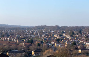 Mavi gökyüzü ile İngiltere'de tipik site içinde