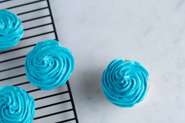 Cupcake beyaz mermer tezgah üzerine mavi krema ile