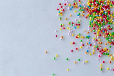 Bir mermer taban üzerinde sprinkles, yüzlerce ve binlerce