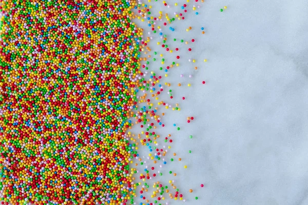 Sprinkles, stovky a tisíce na mramorové základně — Stock fotografie