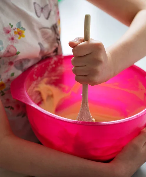 搅拌碗孩子与勺子蛋糕制作 — 图库照片