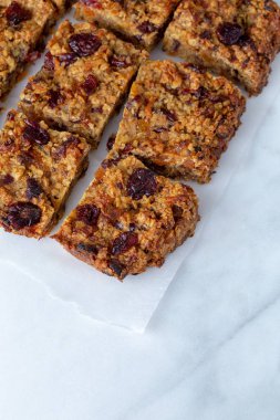Kızılcık, kayısı ve tarih ile Flapjack vegan