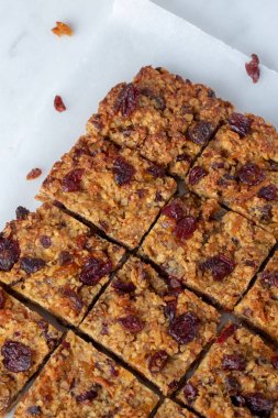 Kızılcık, kayısı ve tarih ile Flapjack vegan
