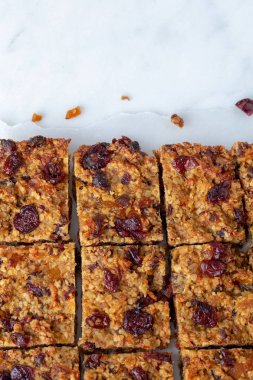 Kızılcık, kayısı ve tarih ile Flapjack vegan