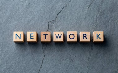 Kayrak tabanında ahşap bloklar üzerinde ağ kelime