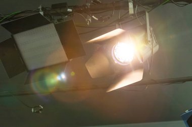 Tavanda asılı profesyonel turuncu stüdyo spot.