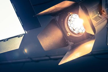 Tavanda asılı profesyonel turuncu stüdyo spot.