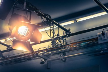 Tavanda asılı profesyonel turuncu stüdyo spot.